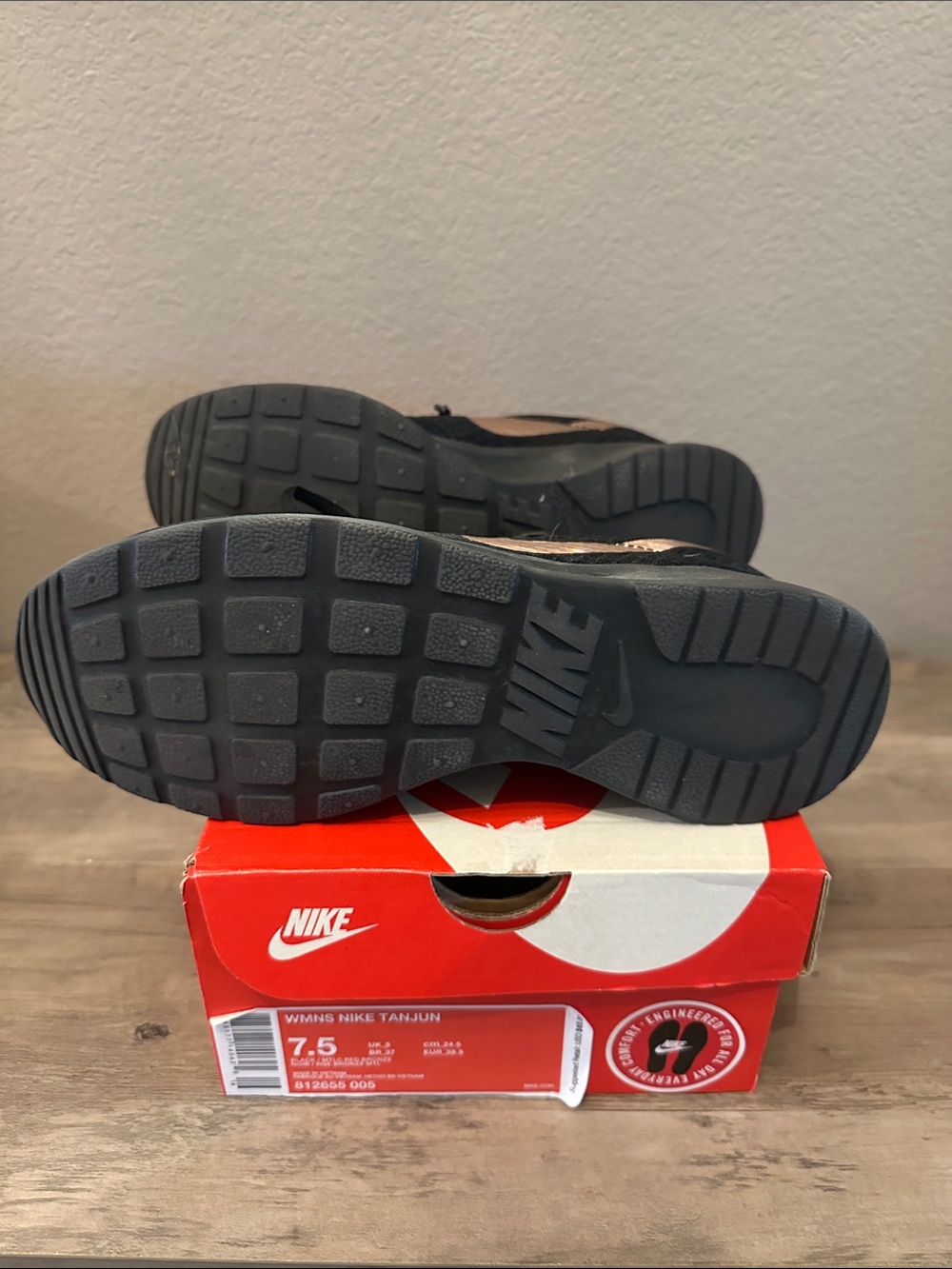 Womens Nike Tanjun Shoes - Picture 6 of 8